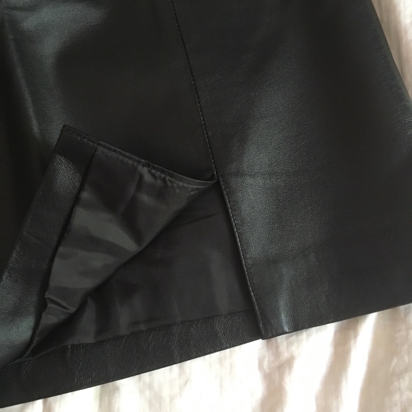 Black leather mini skirt - Picture 2 of 3
